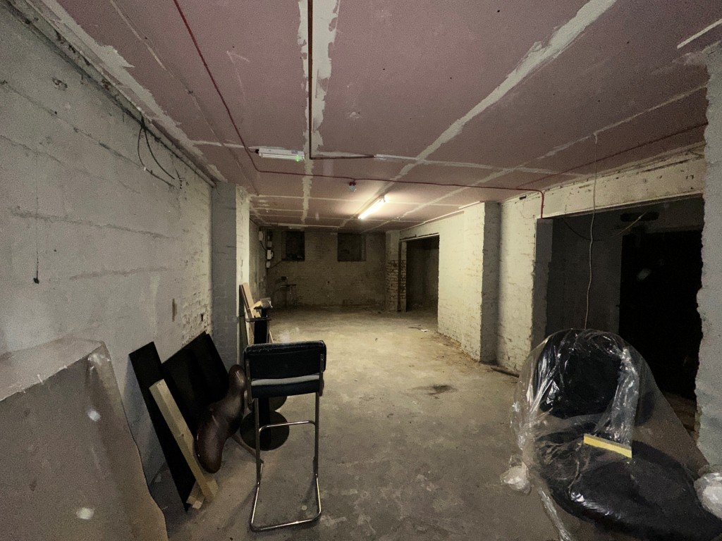 Lot: 66 - FREEHOLD MIXED USE INVESTMENT - Coral Basement